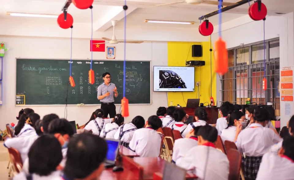 Giảng viên chữa bài